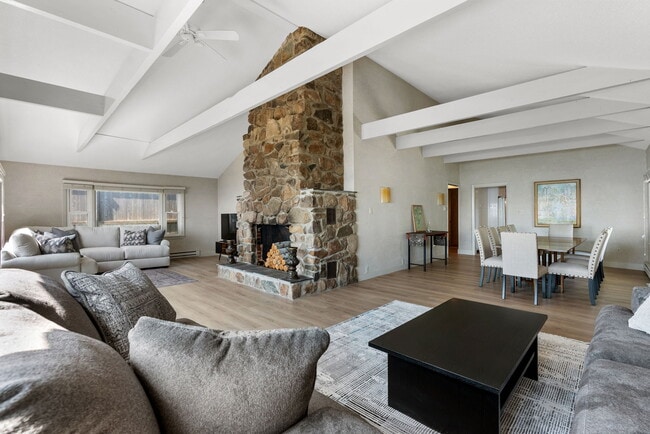 Building Photo - 7 Cragmere Way