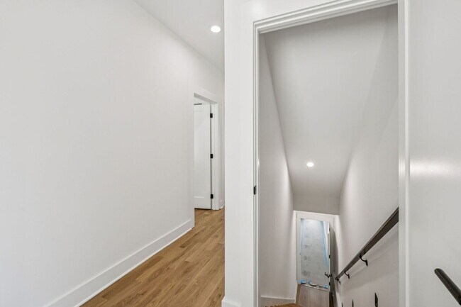 Building Photo - "Spacious 4-Bed, 4-Bath Gem in Nashville -...
