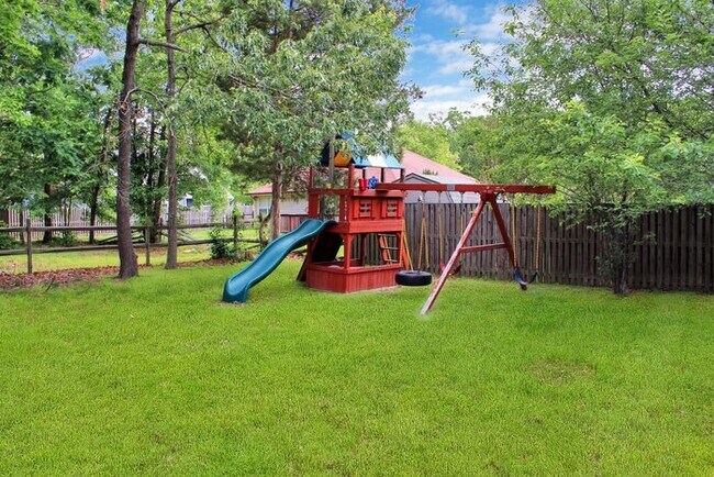 Building Photo - Charming 3-Bedroom, 2.5 Bath SFH with Fron...