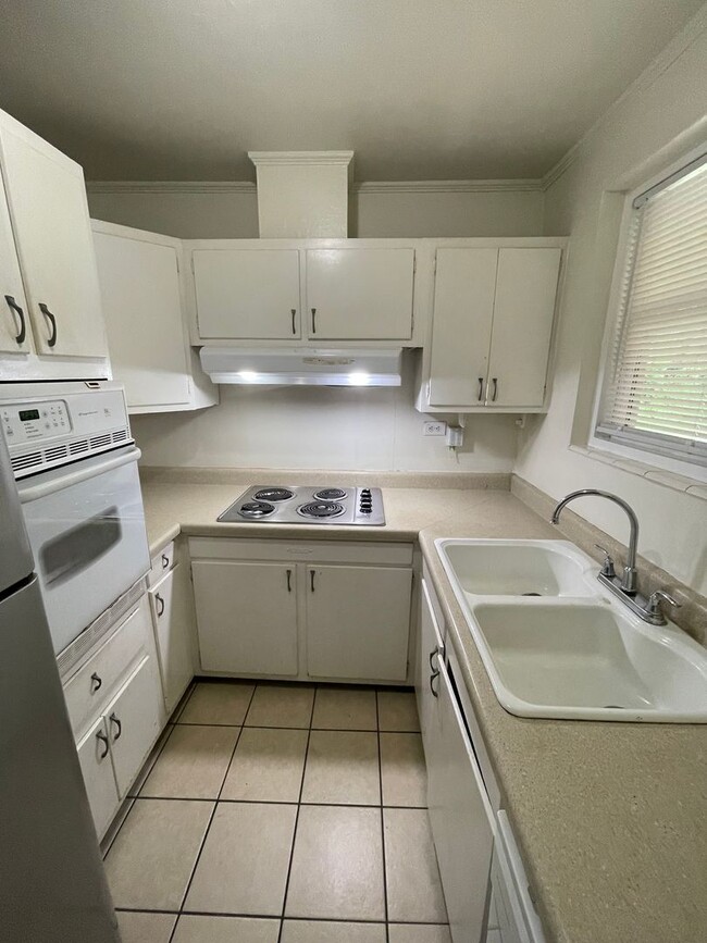 Building Photo - Spacious 2BR/1BA apartment off South Milledge Ave!