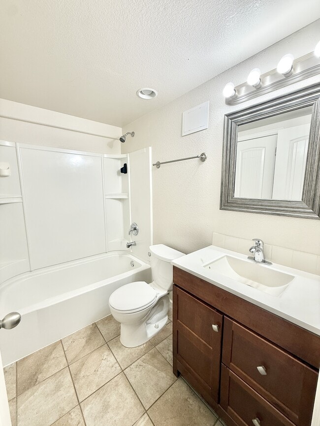 Building Photo - 1952 E 11th St