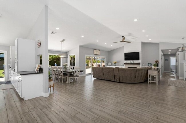 Building Photo - 39369 Regency Way