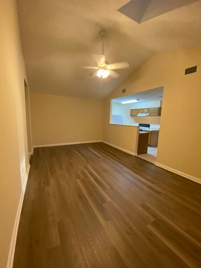Building Photo - 2 Bdr/2bath townhome, great location!