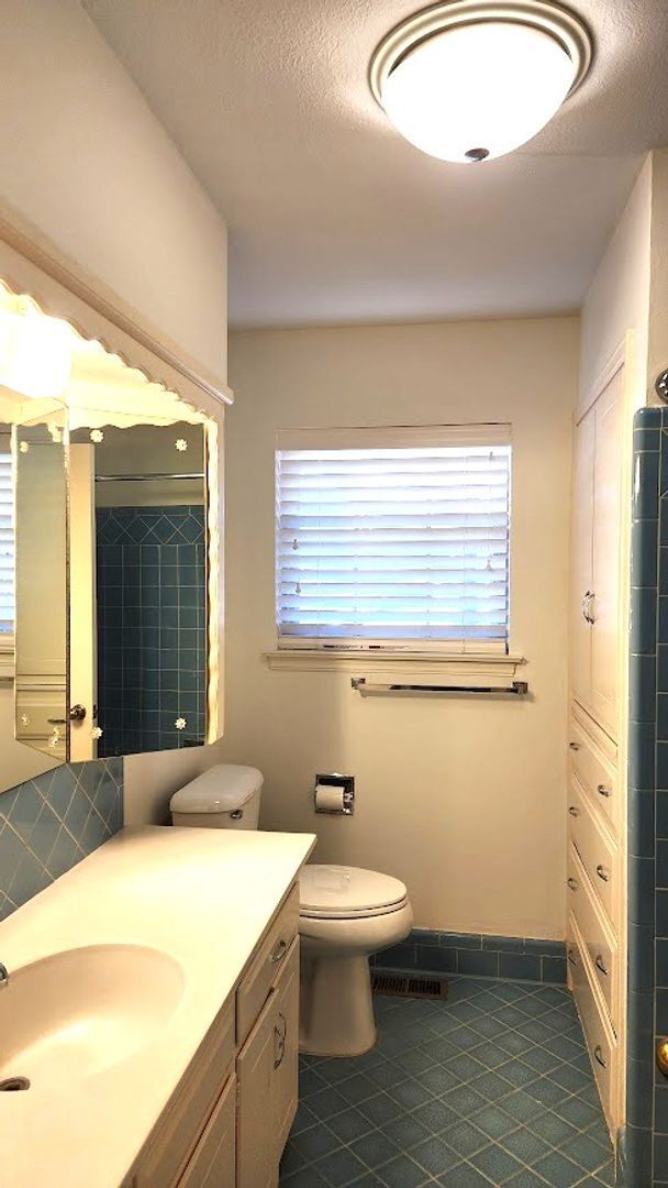 Building Photo - Beautiful 3 Bed 2 Bath Corner Lot