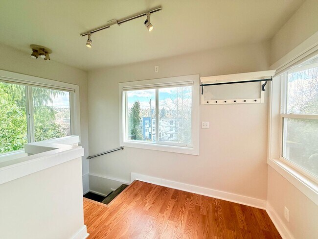 Building Photo - North Queen Anne Home