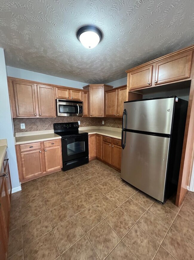 Building Photo - 4 Bed 2 Bath Raeford Home with Fenced Backyard