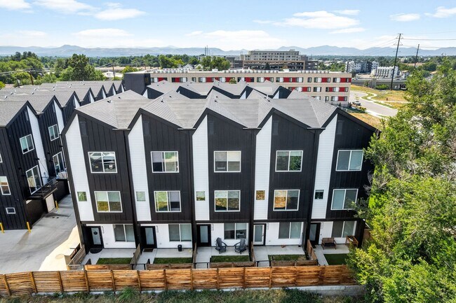 Building Photo - Gorgeous 3 bedroom, 4 bathroom townhome mi...