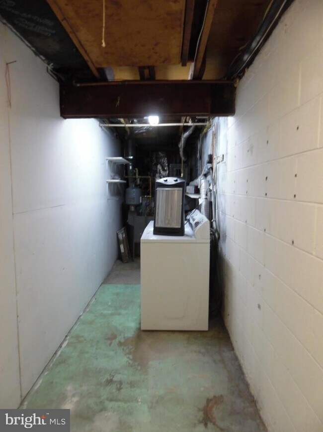 Building Photo - 512 Clems Run
