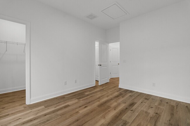 Building Photo - 502 Twin Rivers Dr