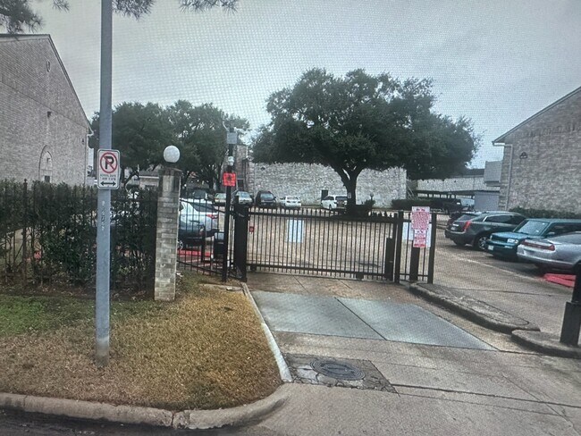 Building Photo - 10725 Braes Bend Dr