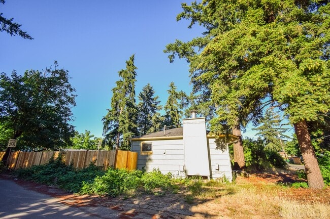 Building Photo - 3 Bedroom 1Bath House, Quiet neighborhood with park across the street