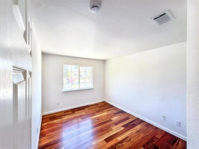 Building Photo - 1905 Paradise Peak Ct