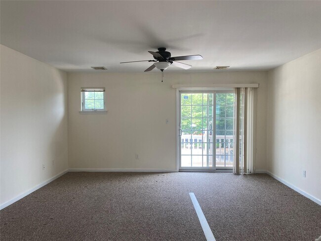 Building Photo - 594 W Montauk Hwy