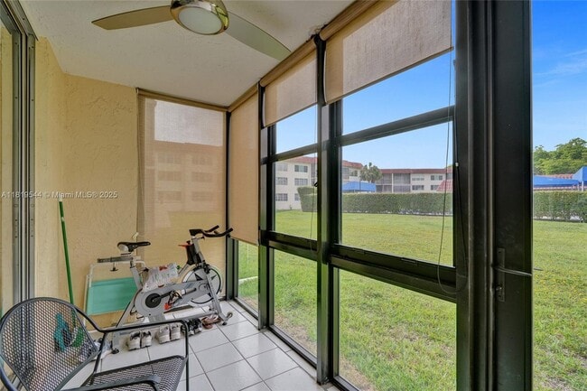 Building Photo - 9410 N Hollybrook Lake Dr