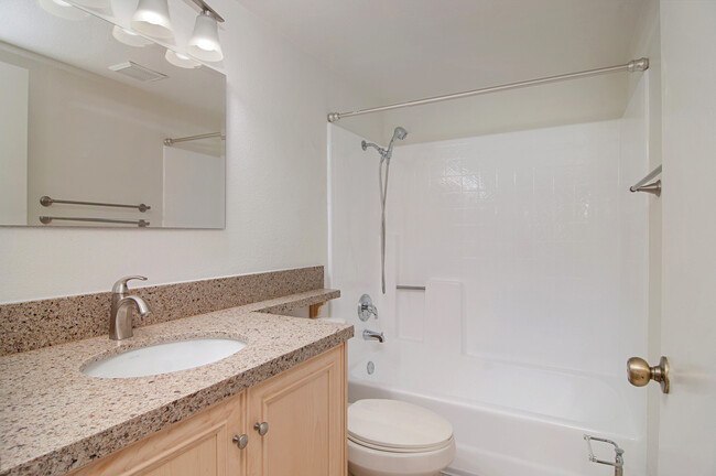 Building Photo - Beautifully remodeled 2-Bedroom 2-Bathroom...