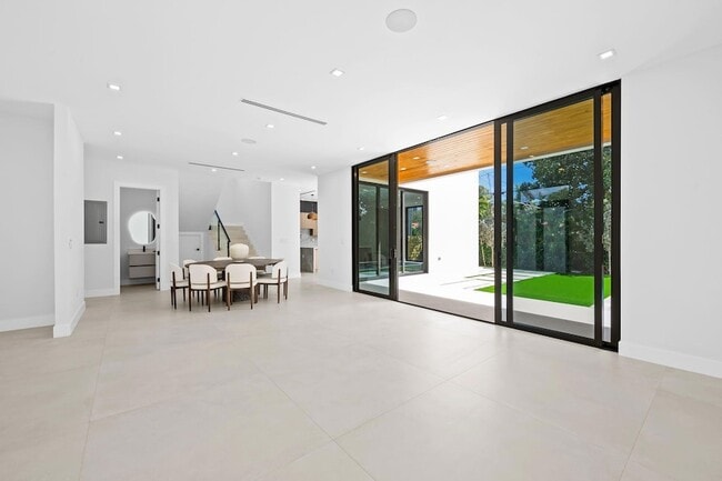 Building Photo - 2324 SW 26th St