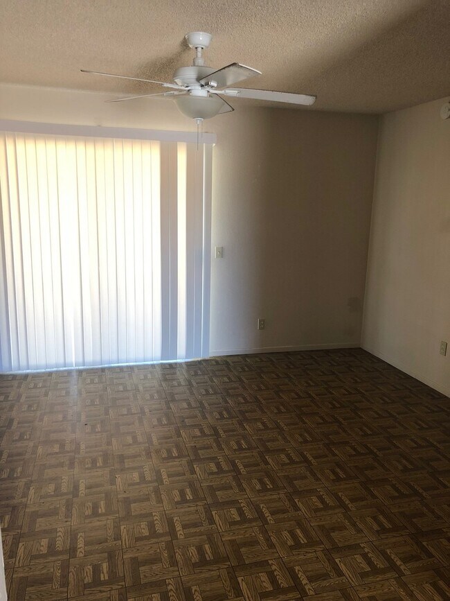 Building Photo - 3 BEDROOM APPLE VALLEY HOME