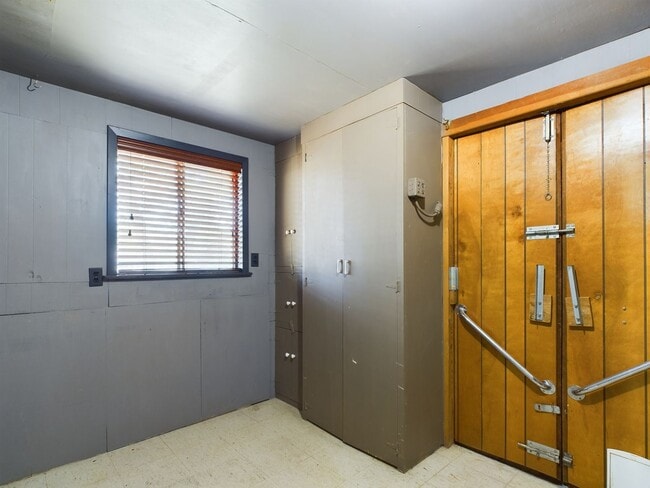 Building Photo - Charming 3-Bed Oasis with Fireplace & Hard...