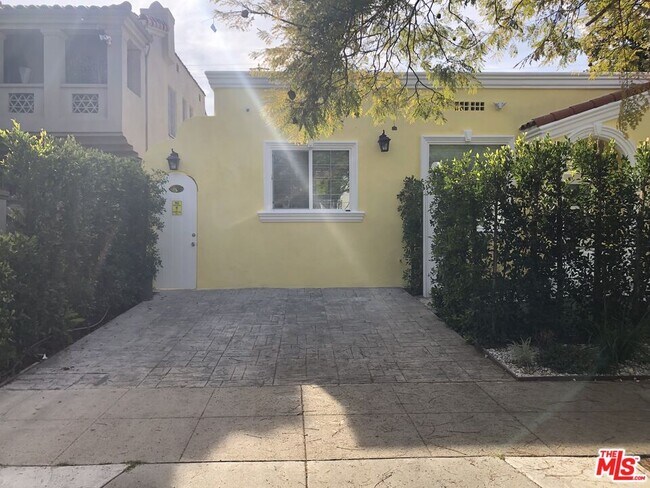Building Photo - 257 N La Peer Dr
