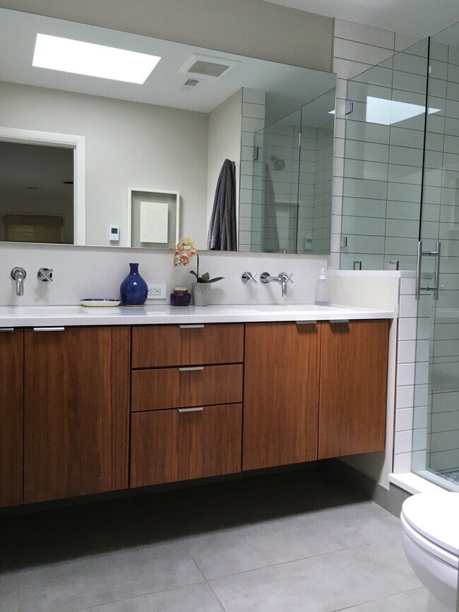 Building Photo - Lovely Mid Century Ranch in sought after West Slope neighborhood!