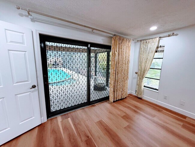 Building Photo - 465 SE Naranja Ave