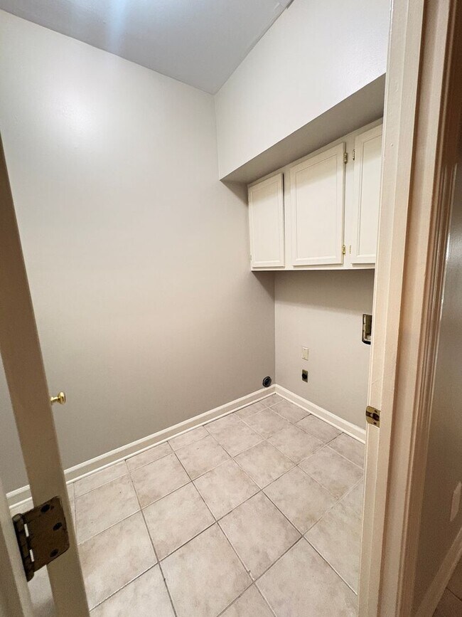 Building Photo - Newly Painted Germantown Home Minutes Away From Thornwood Market Row. Pets Are Welcome With Owner...