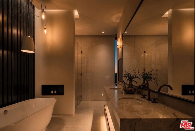 Building Photo - 530 N La Jolla Ave