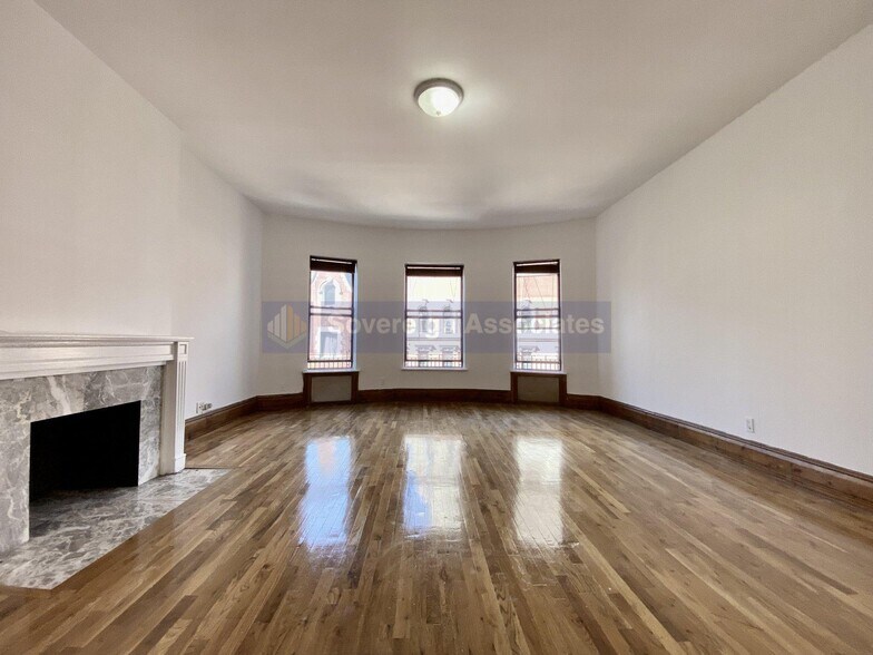 Building Photo - 302 W 107th St