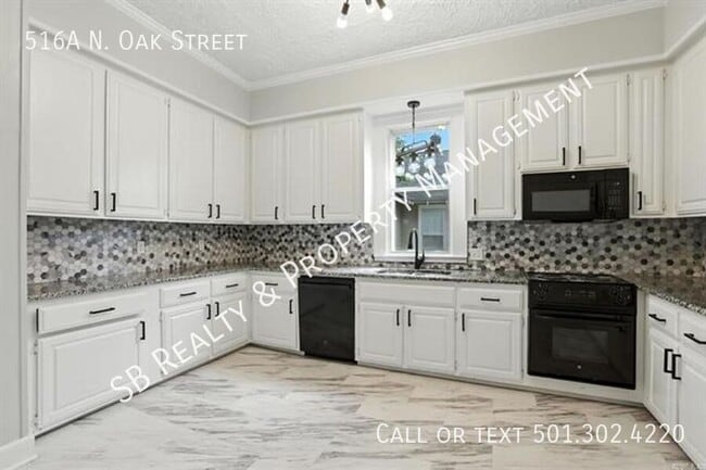 Building Photo - 516 N Oak St