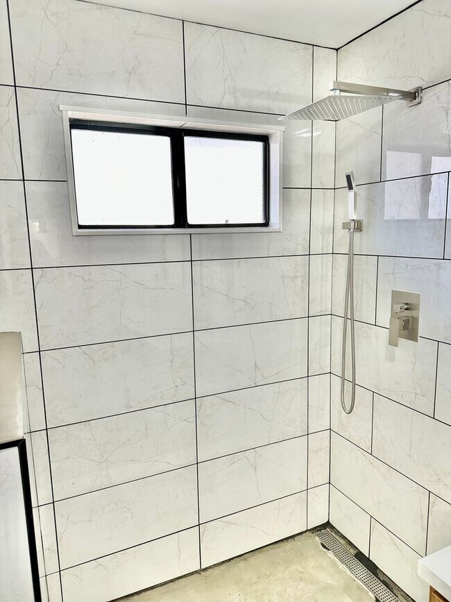 Building Photo - Fully Remodeled 3/2 in Northwest Fresno