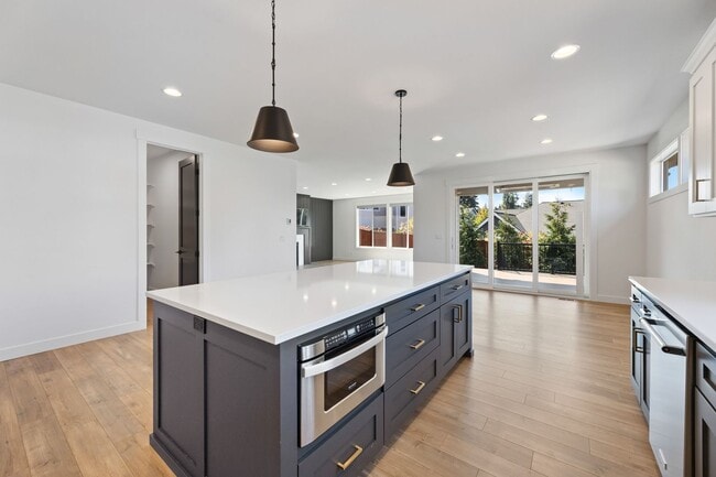 Building Photo - Steilacoom 3 Bedroom + Bonus Room