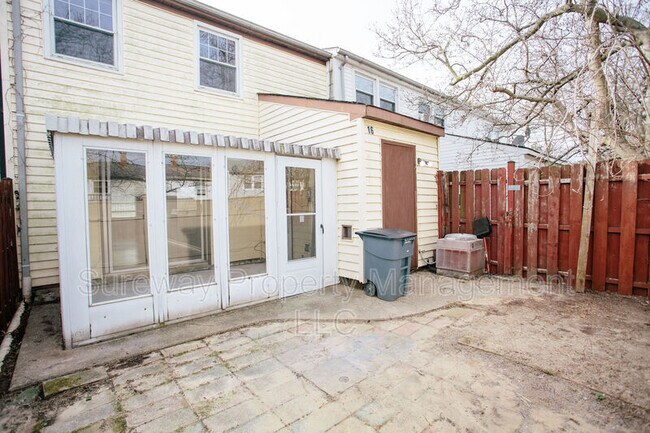 Building Photo - 16 Radnor Ct