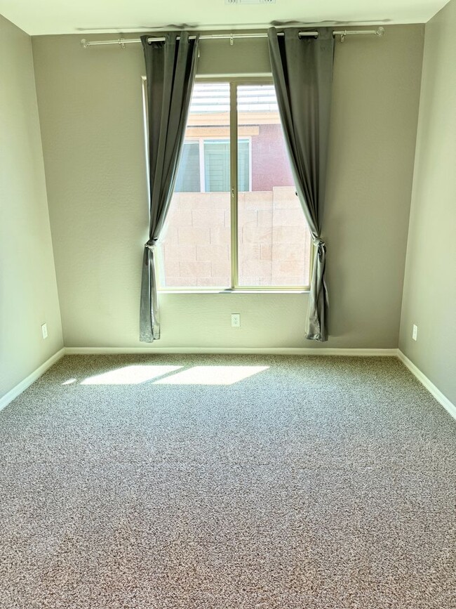 Building Photo - Beautiful 4 Bedroom Single Level Home Loca...