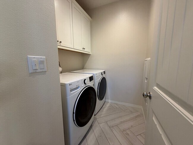 Building Photo - AVAILABLE NOW!! STUNNING 4 Bed/ 3.5 Bath POOL HOME in La Quinta!