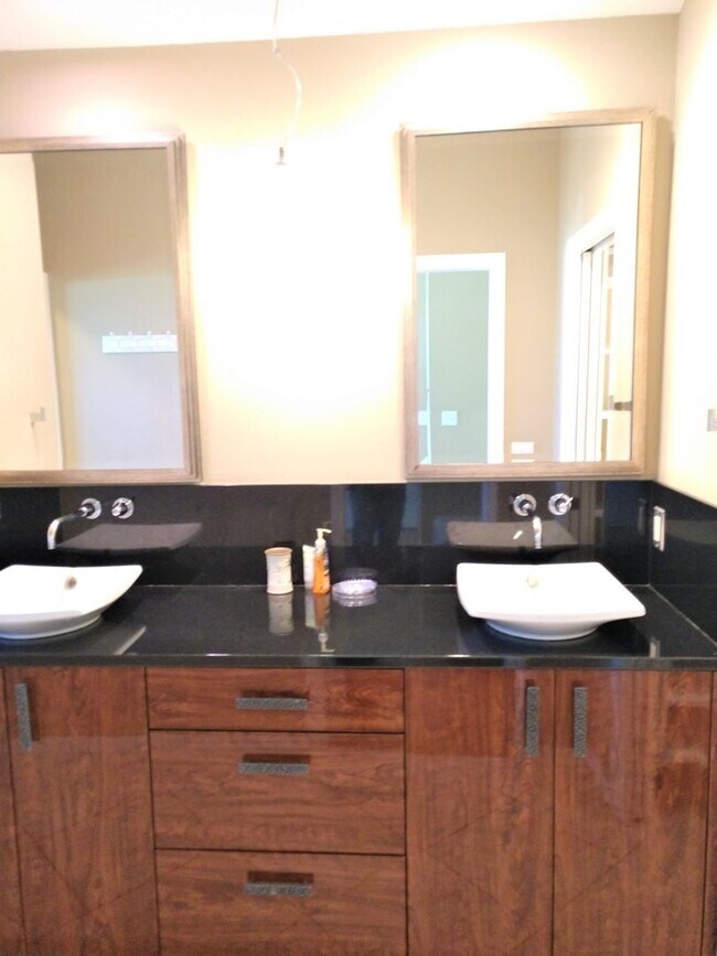 Building Photo - 540 Clubside Cir