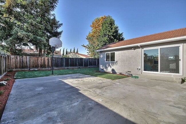 Building Photo - $4590 / 5 BR -GORGEOUS MODEL HOME IN THE W...