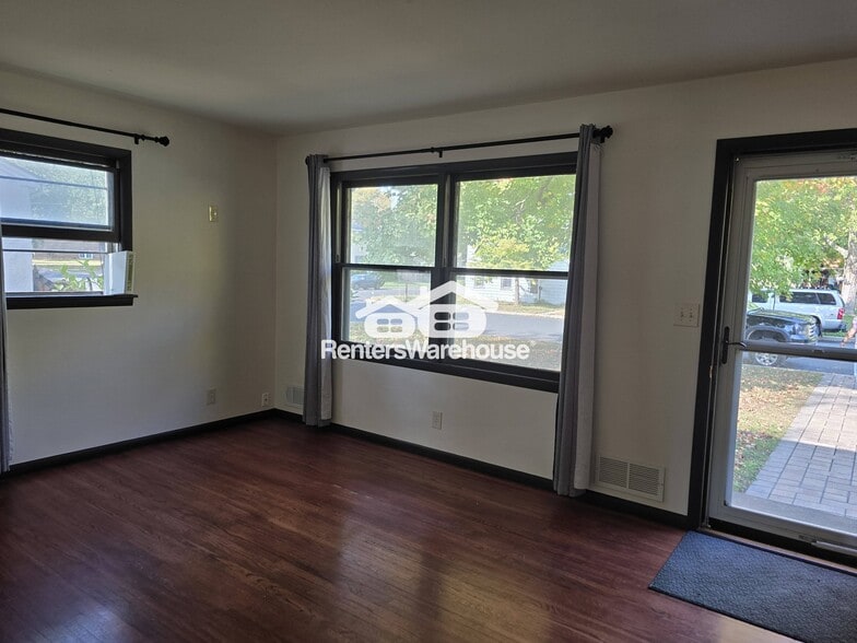 Building Photo - 810 3rd Ave E