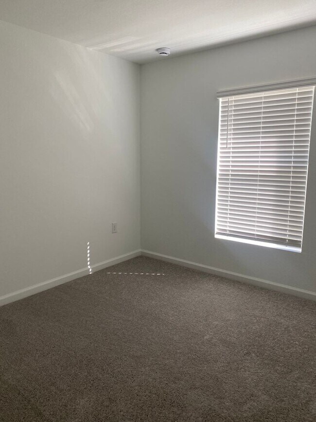 Building Photo - 4 Bed 2 Full Bath Single Family Home Available in SE Palm Bay FL!