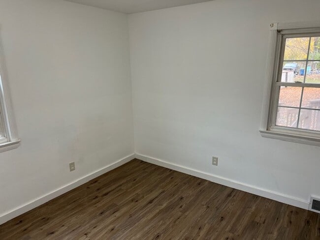 Building Photo - Spacious Kent Ranch w/ Finished Basement & 2-Car Garage