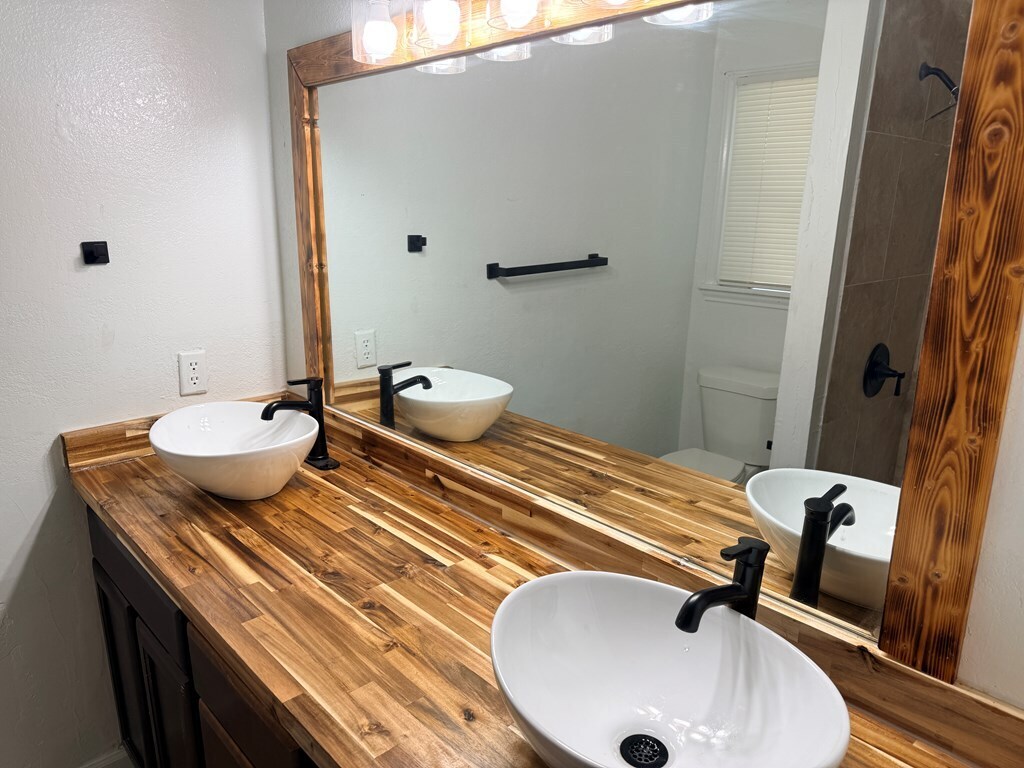 Building Photo - 2501 Redbud Ave