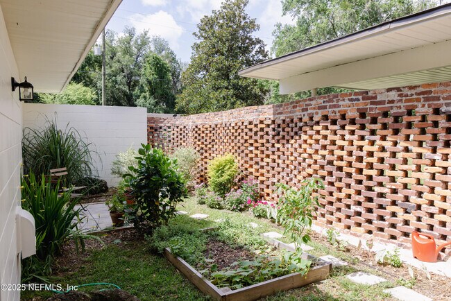 Building Photo - 1345 Orange Cir S