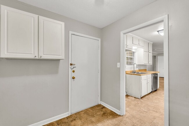 Building Photo - Renovated 3 Bedroom 2 Bath Home for Rent!