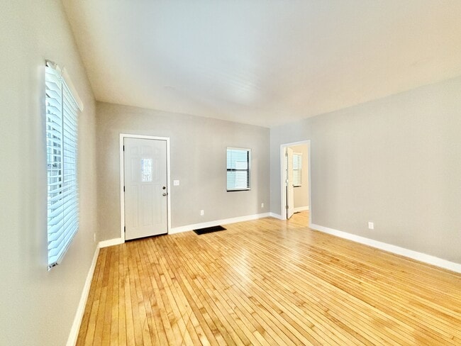 Building Photo - 425 S Jackson St