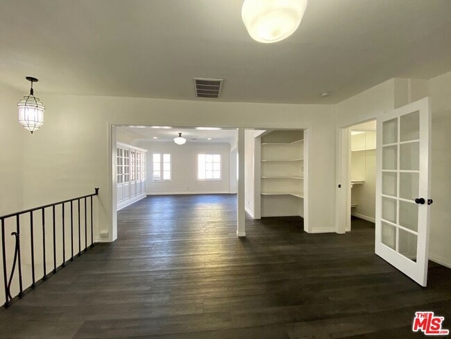 Building Photo - 619 S La Brea Ave