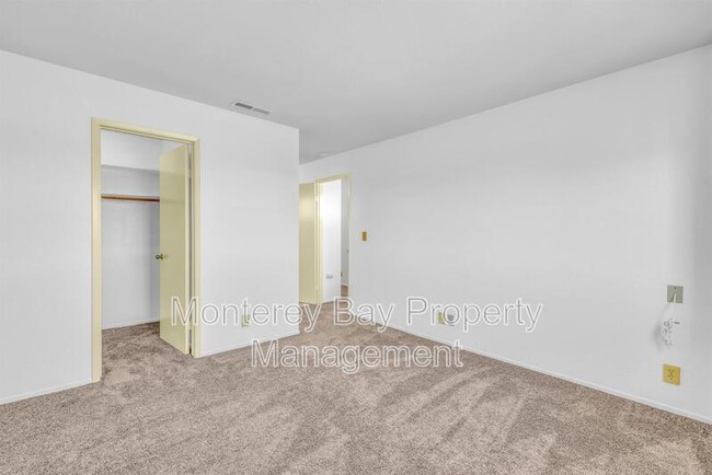Building Photo - 143 Seal Ct