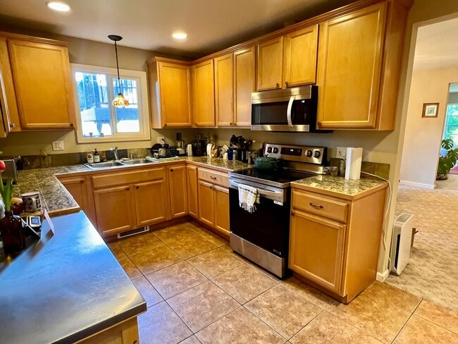 Building Photo - Haller Lake Home