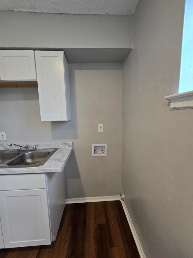 Building Photo - 1024 S Wellington St