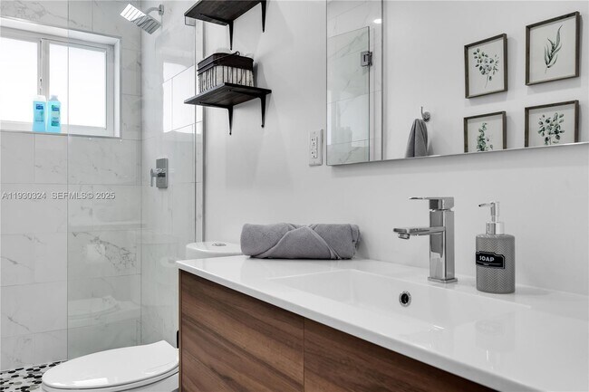 Building Photo - 617 NW 30th Ct