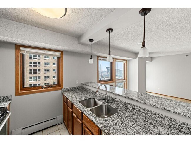 Building Photo - 433 S 7th St