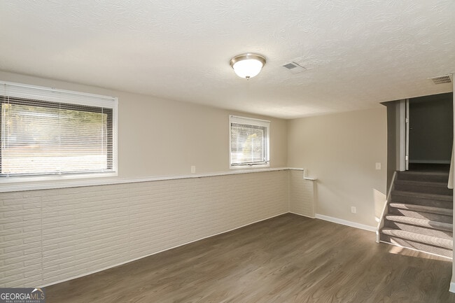 Building Photo - 7180 Buck Creek Dr